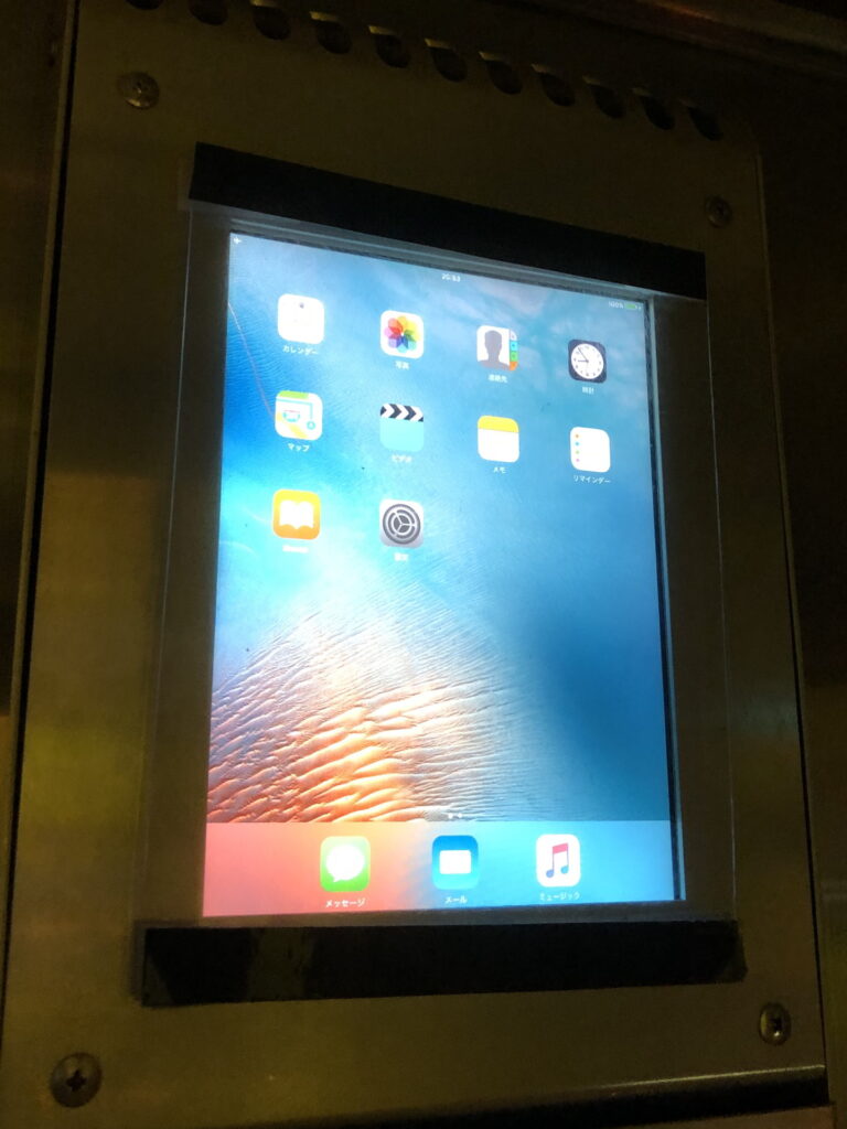 エレベーターの表示はiPad